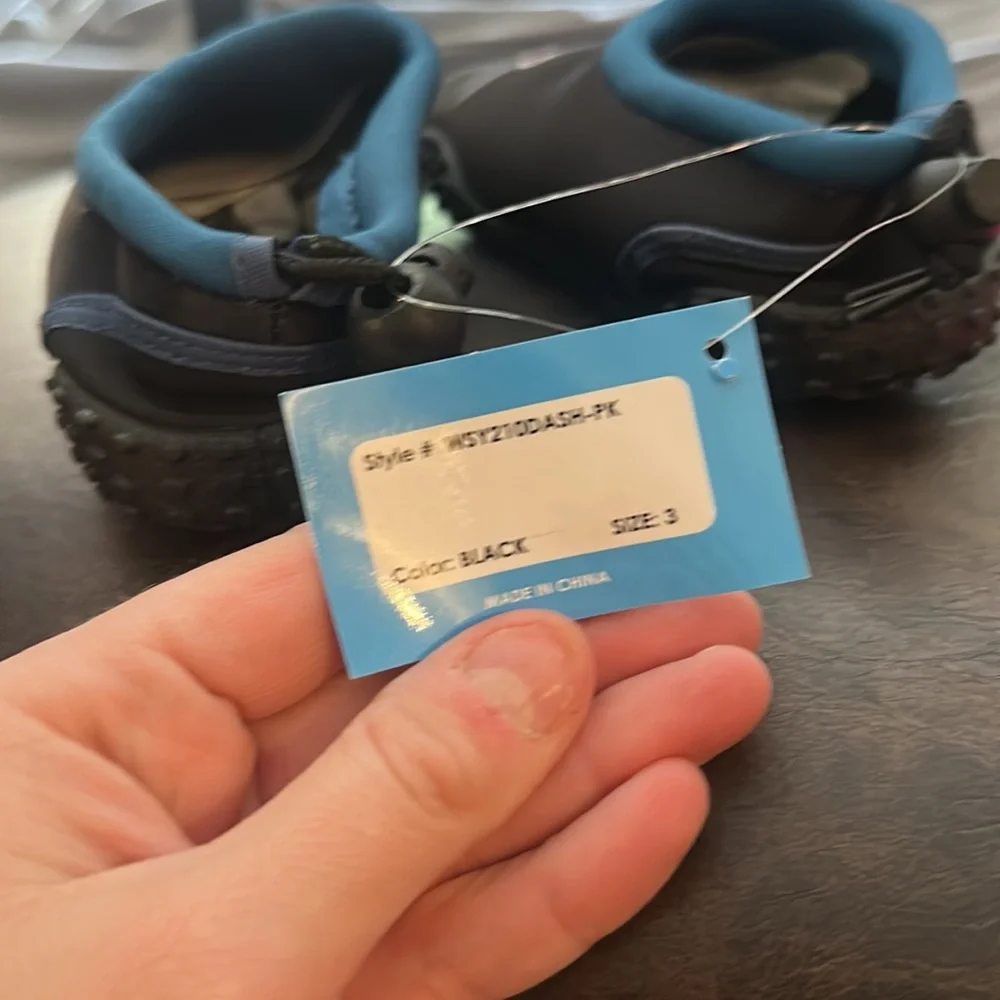 ZOOGS SHARK WATER SHOES: BLACK/BLUE: NEW WITH TAGS: SIZE 3